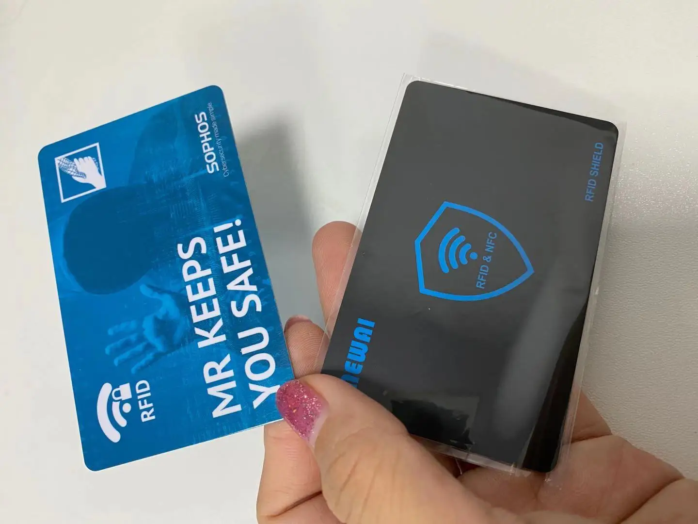 Чехол с блокировкой радиочастотной идентификации для блокировщика RFID-сканирования и проделывания кредитной карты