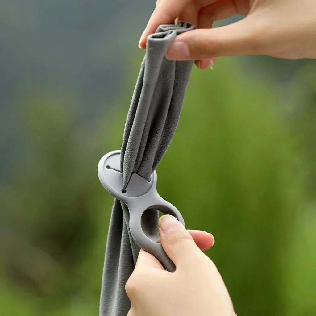 Wholesale silicone water bottle buckle dog poop bag holder pet poop bag dispenser hands-free clip