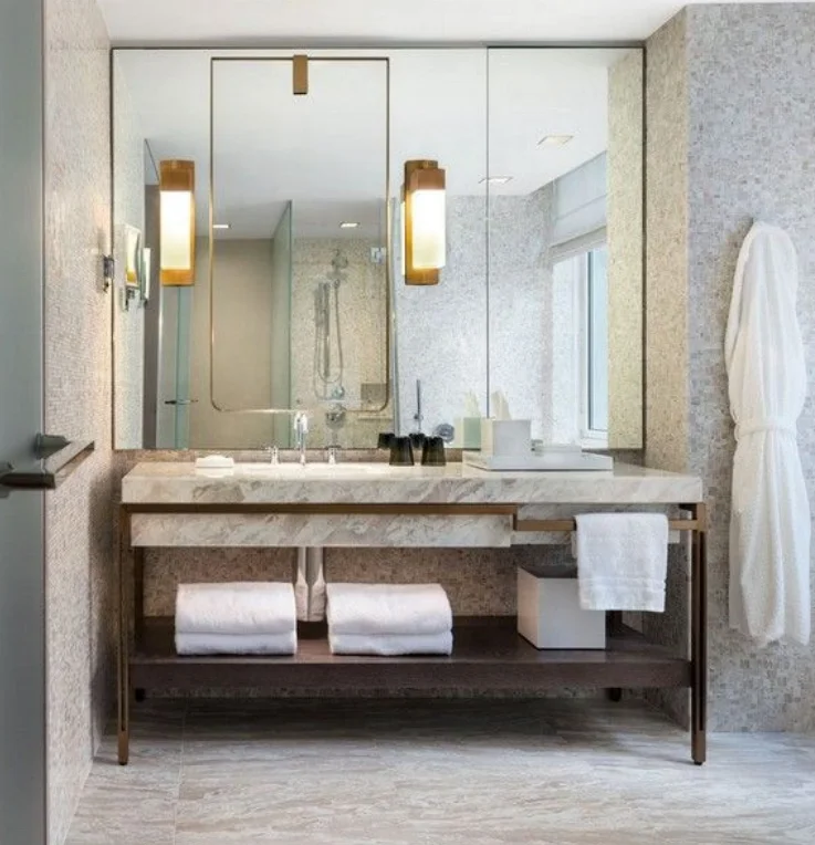 Отель Villa Resort открытая простая открытая концепция под открытым небом Полезная потрясающая семейная ванная комната среднего размера смежная ванная комната