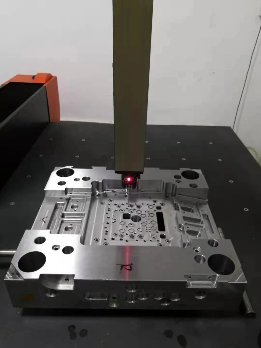 OEM  long mold life earphone mobile phone case mold P20 718 S136H plastic injection mould base
