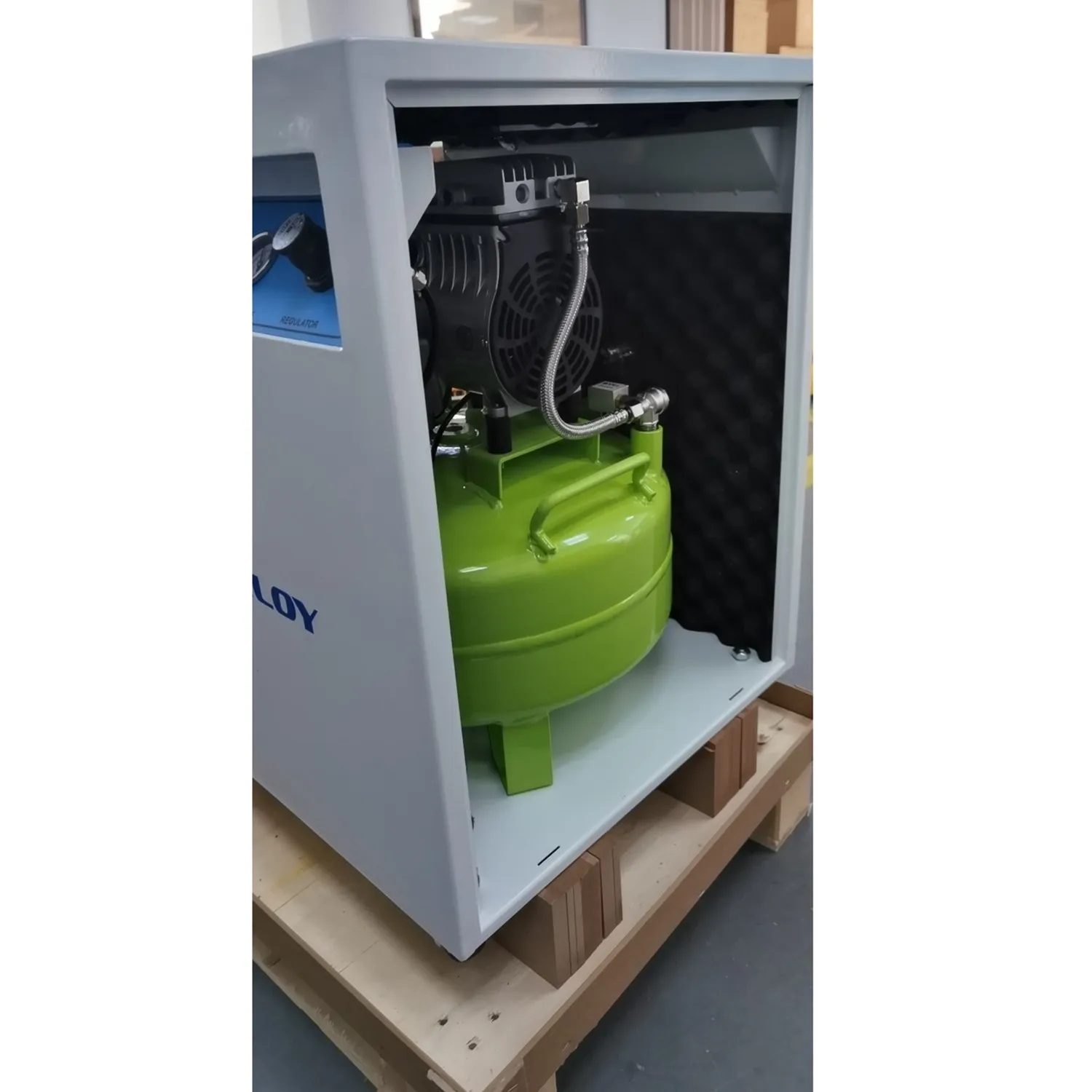 Dental oilless silence air compressor with isolation box and dryer