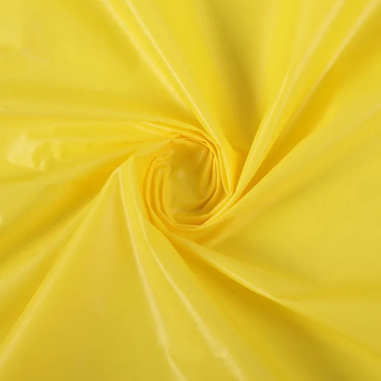 Тонкий мягкий водонепроницаемый пуховик из ткани для осени и зимы