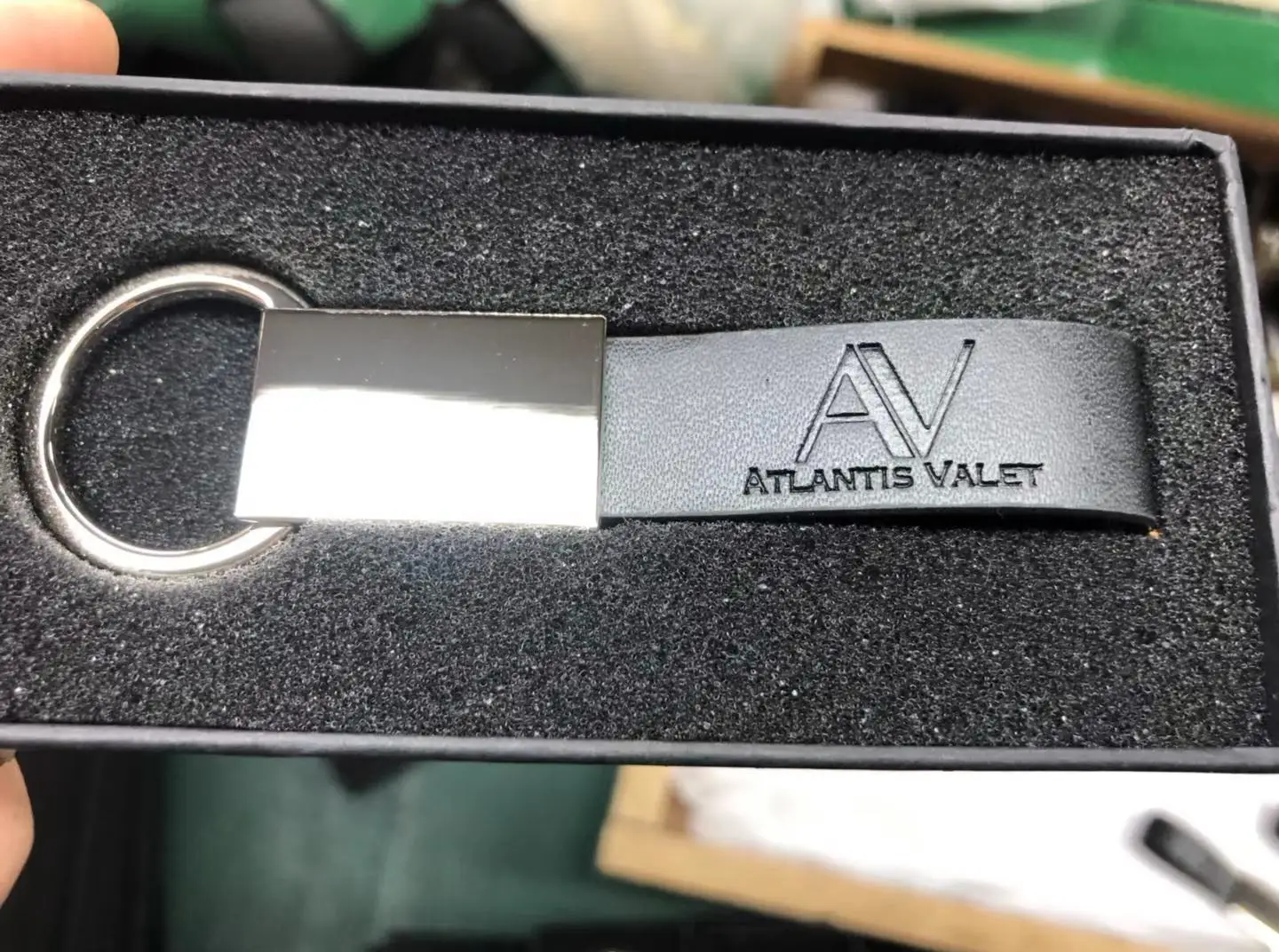 Personalized luxury Genuine black Leather car logo key chain tags with box for giveaway