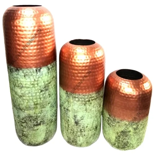 Металлические вазы