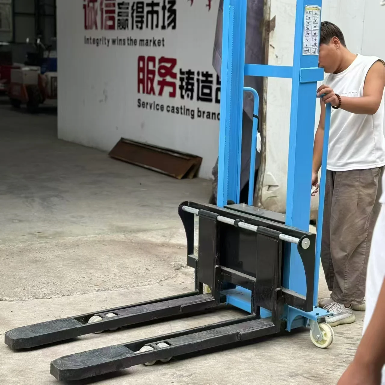 Factory price 1T 2T full-electric portable self loading pallet stacker ladder truck mounted forklift electric walkie forklift