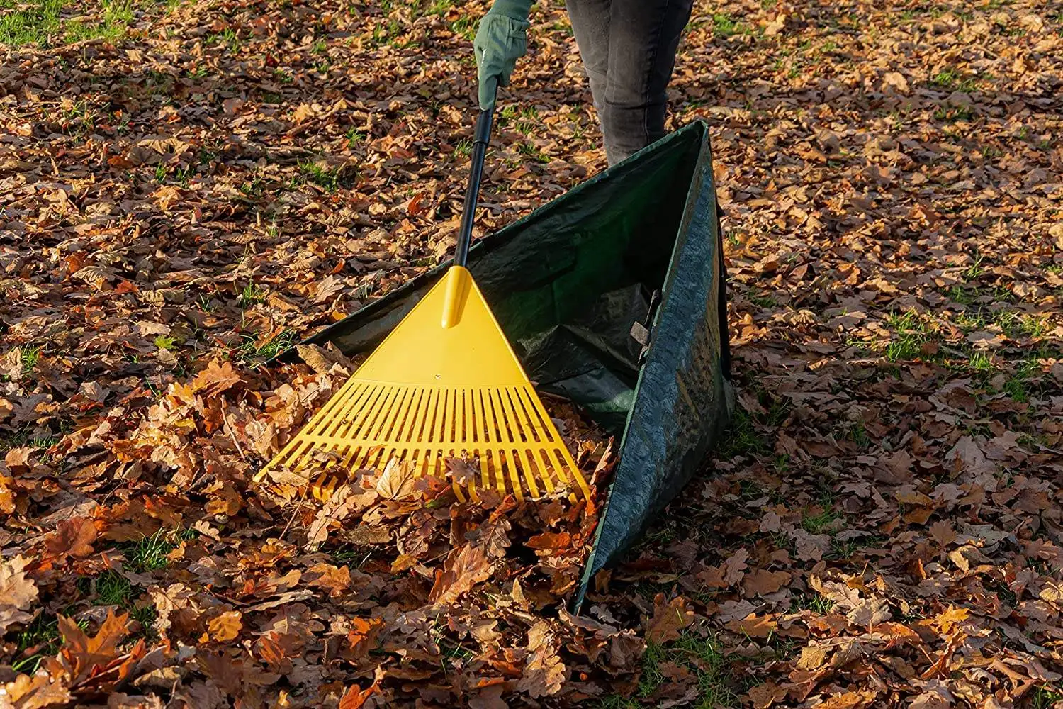 Garden Telescopic Leaf Rake and Reusable Self-Standing leaf collector Bag Set For Leaves, Grass, Plant and Garden Maintenance