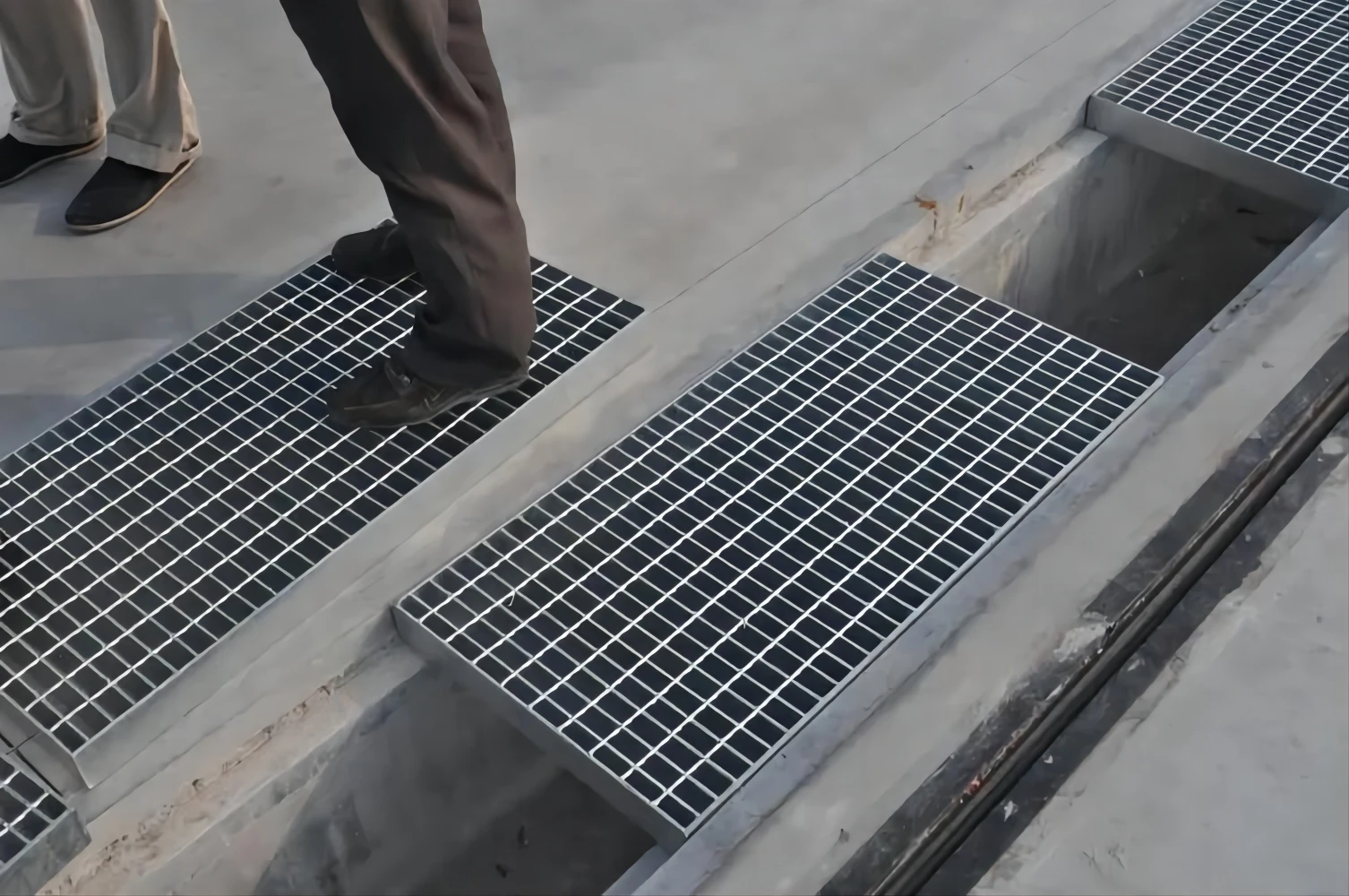 High Quality Steel Grating Trench Drain Cover Galvanized Rainwater Steel Grate Frame Outdoor Drainage Cover For Channel
