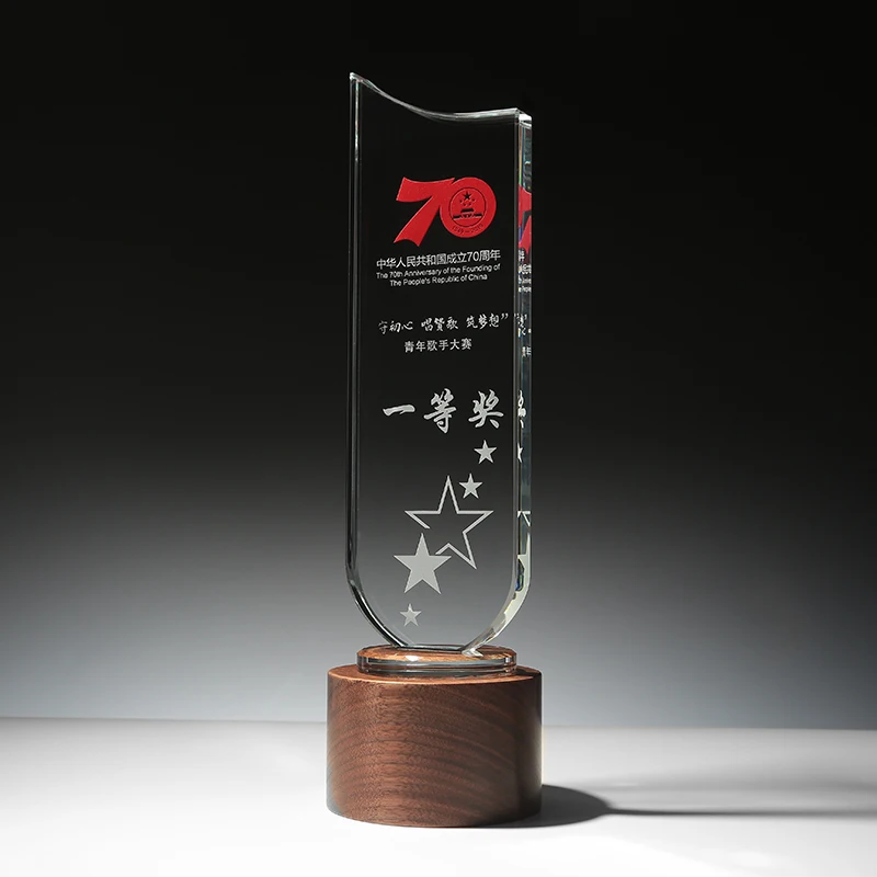 
New Style Custom LOGO Engrave Shield Glass Crystal Trophy Award with Wooden Base 