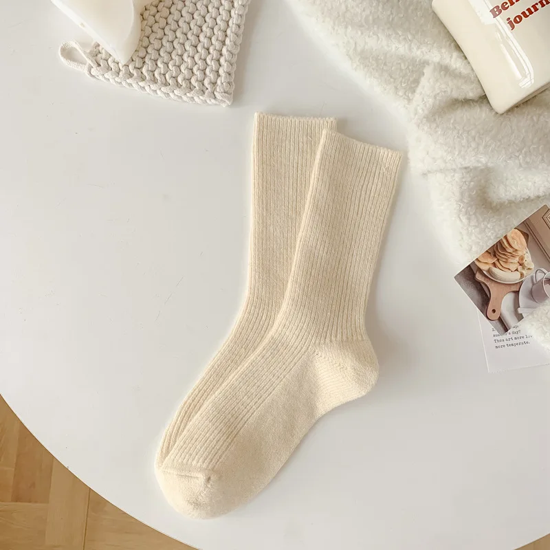 Jingwen wholesale wool winter thick black and white thermal mid-tube women socks