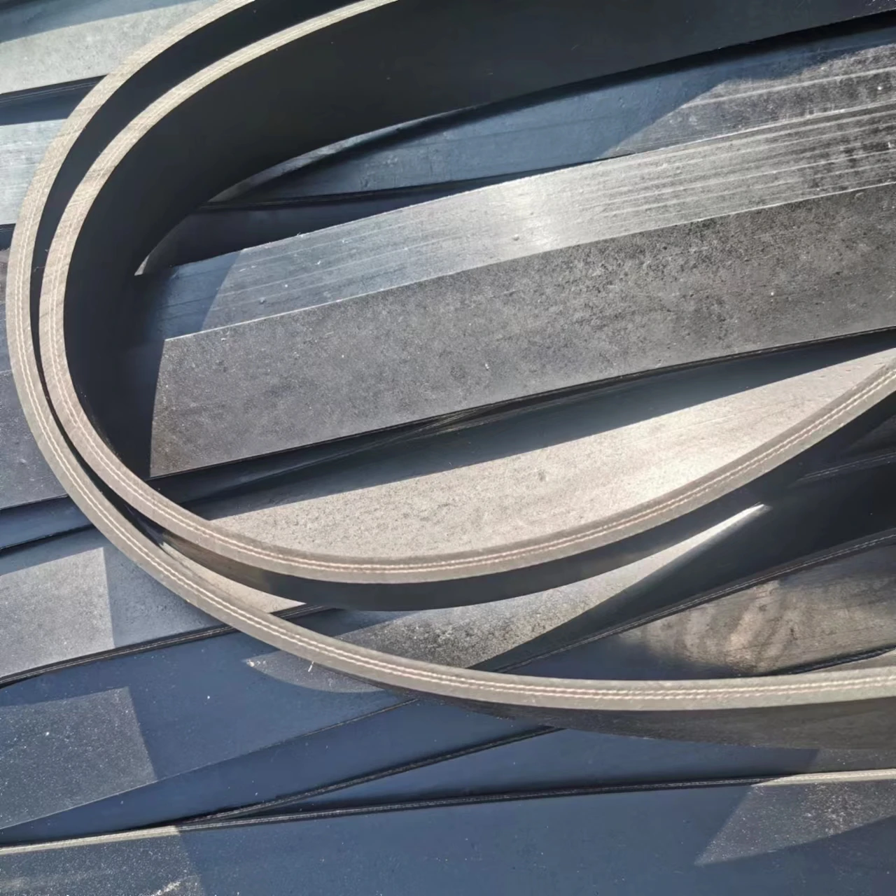 Combine wire clamping rubber conveyor belt