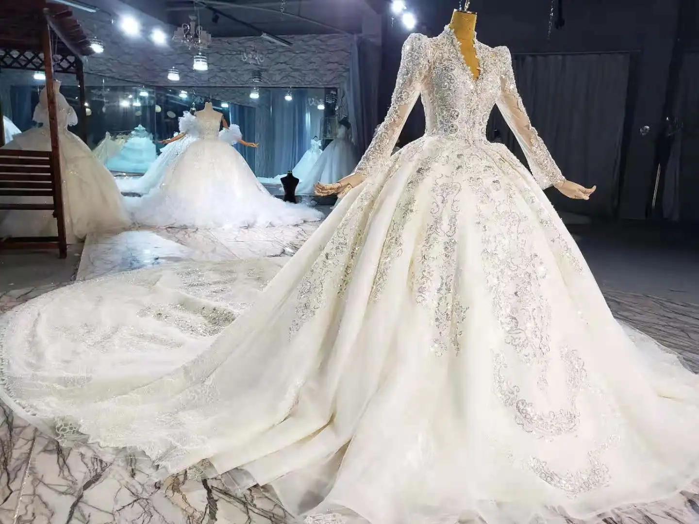 Long sleeves crystal Bll bridal dress Luxury bead  Lace Arabic Wedding Dress Big  Ball Gown dress For Women