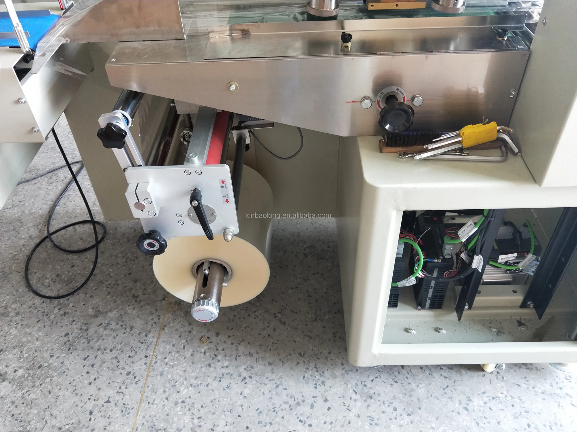 Factory Price Automatic Flow Medical Wound Dressing Gauze Bandage Packing Machine