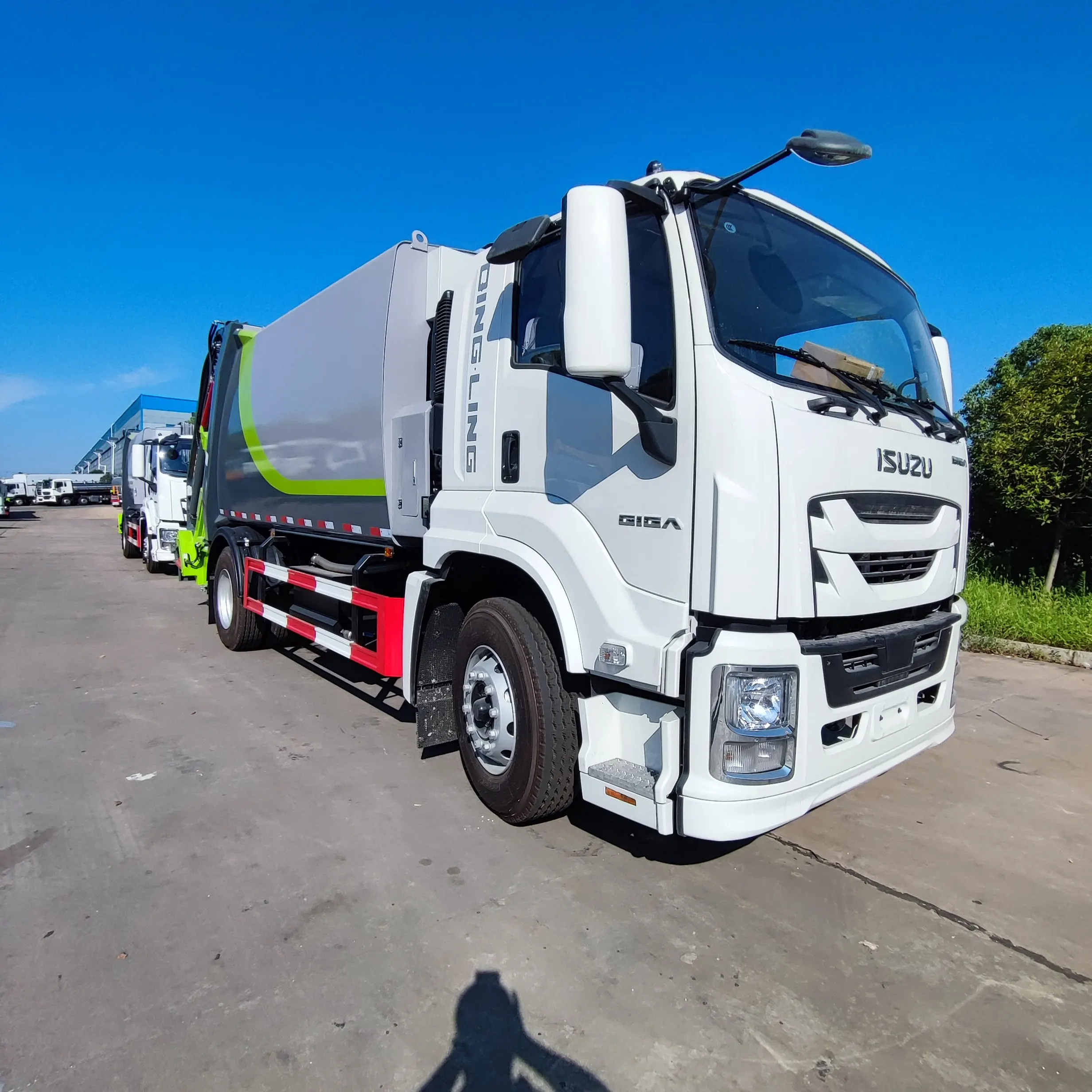 CLW Hydraulic Garbage Compactor Truck 12CBM Trash Compactor Truck ISUZU Engine Waste Disposal Truck