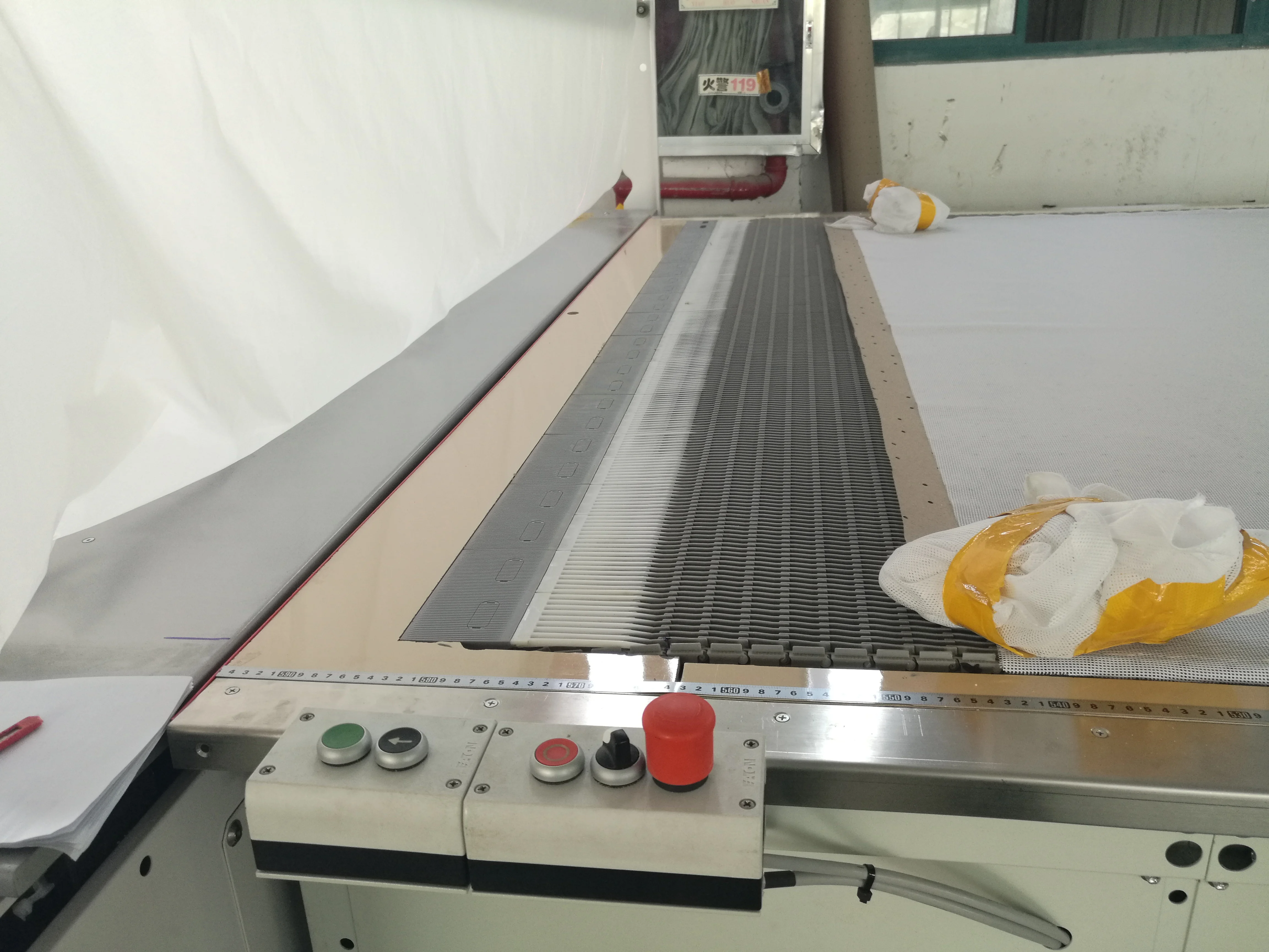 Расширительный стол для ткани на гусеничном ходу для расширительной машины с устройством воздушной флотации