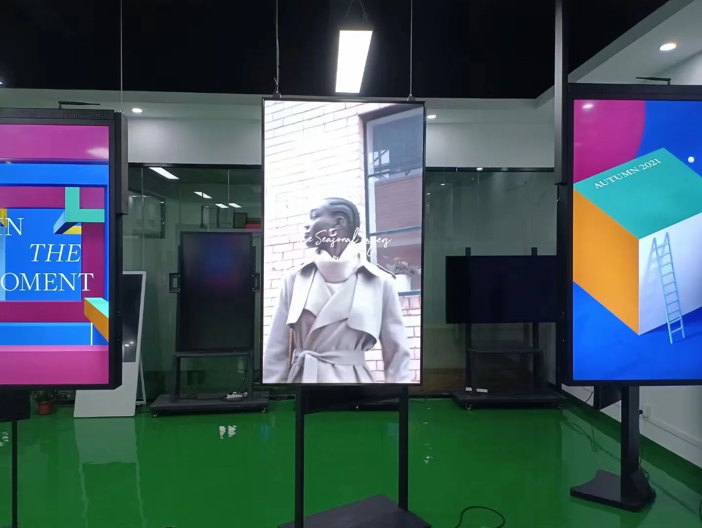 55 65 inch Sunlight Readable High Brightness LCD Digital Advertising TV Screens For Window Displays Monitor