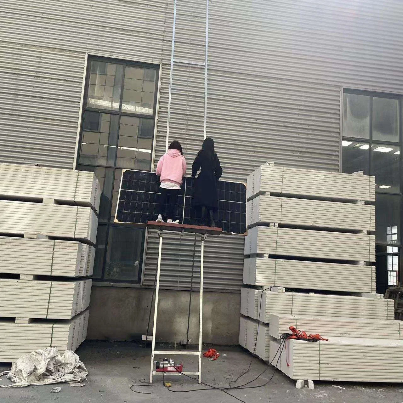 China Best Install Self Lifting Equipment Pv Solar Panel Installation Lift Elevator for Roofing