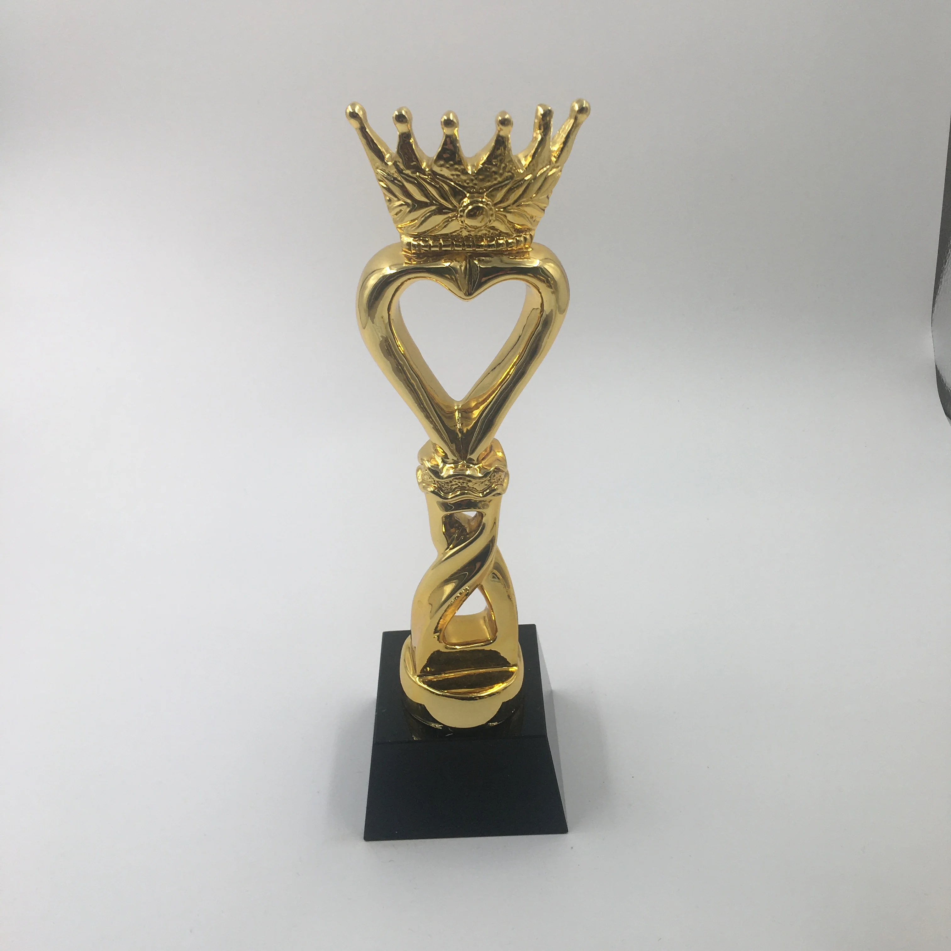 Yiwu manufacturer sports  resin trophy wholesale custom medals and trophies
