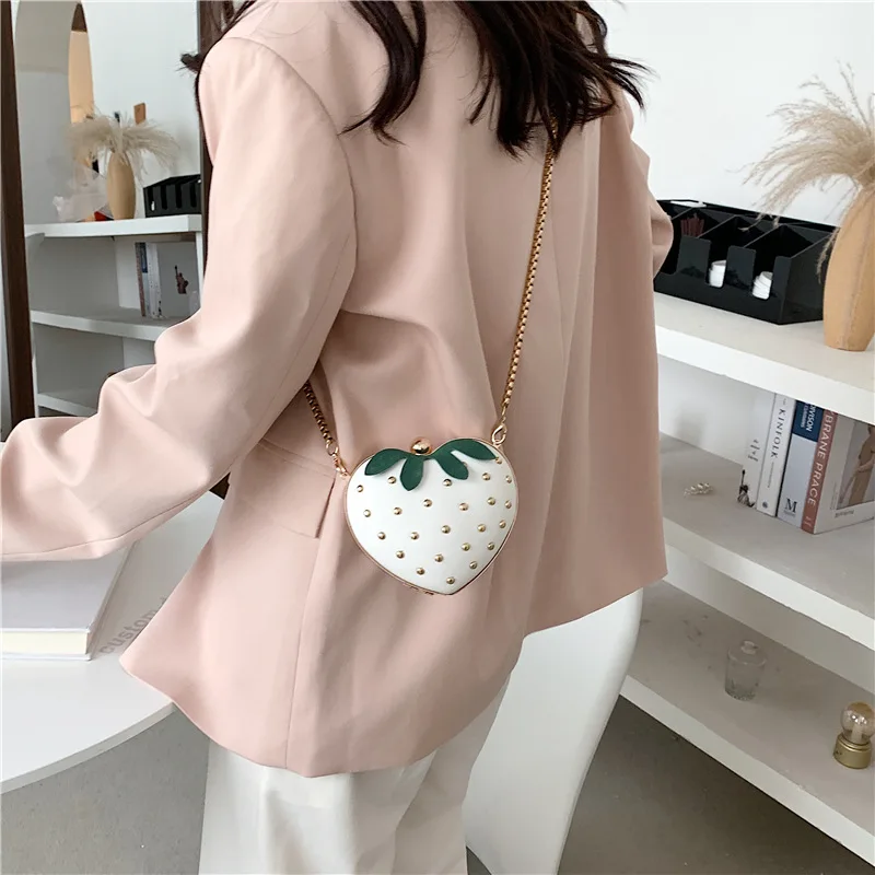 Wholesale 2024 summer fashion cute heart-shaped red strawberry bag mini chain messenger bag rivet mouth red envelope