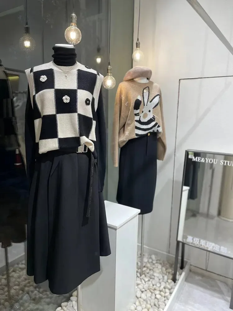 Women Fashion Plaid Crew Neck Cashmere Wool Vest Sweater with Handmade Crochet Flowers