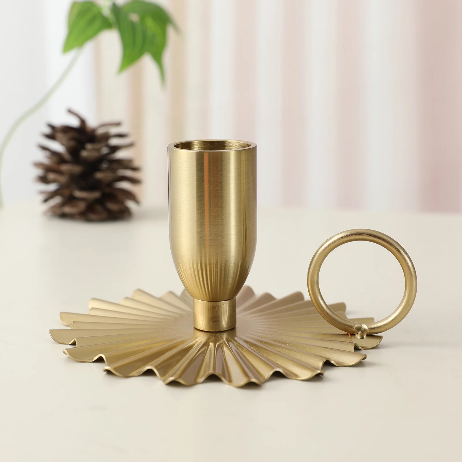 Best-selling Nordic Style Geometric Iron-gold Metal Small Candle Holders Suitable For Home Decoration Iron Art Candlestick