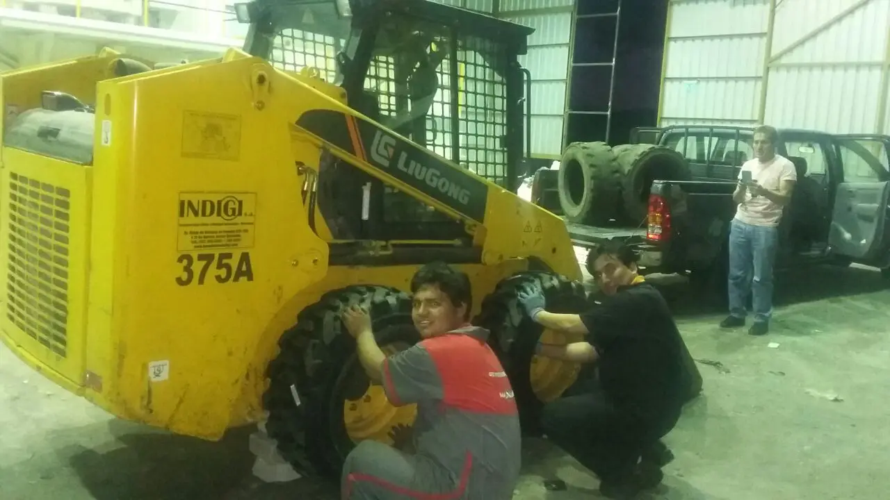 Garbage Disposal Handler Wheel Loader OTR 17.5x25 10x16.5 Skid Steer Solid Tire for Bobcat