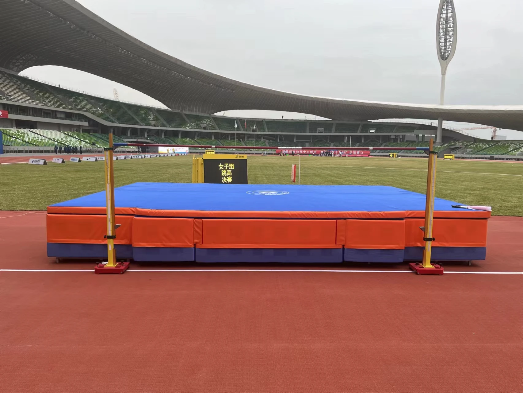 Athletics  Gymnastics  Crash Mat Track & Filed high jump pole vaulting landing area high jump  pit  factory supply  mats