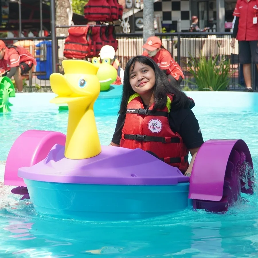 Customized shape swan frog durable HDPE with light mini kids paddle boat for sale