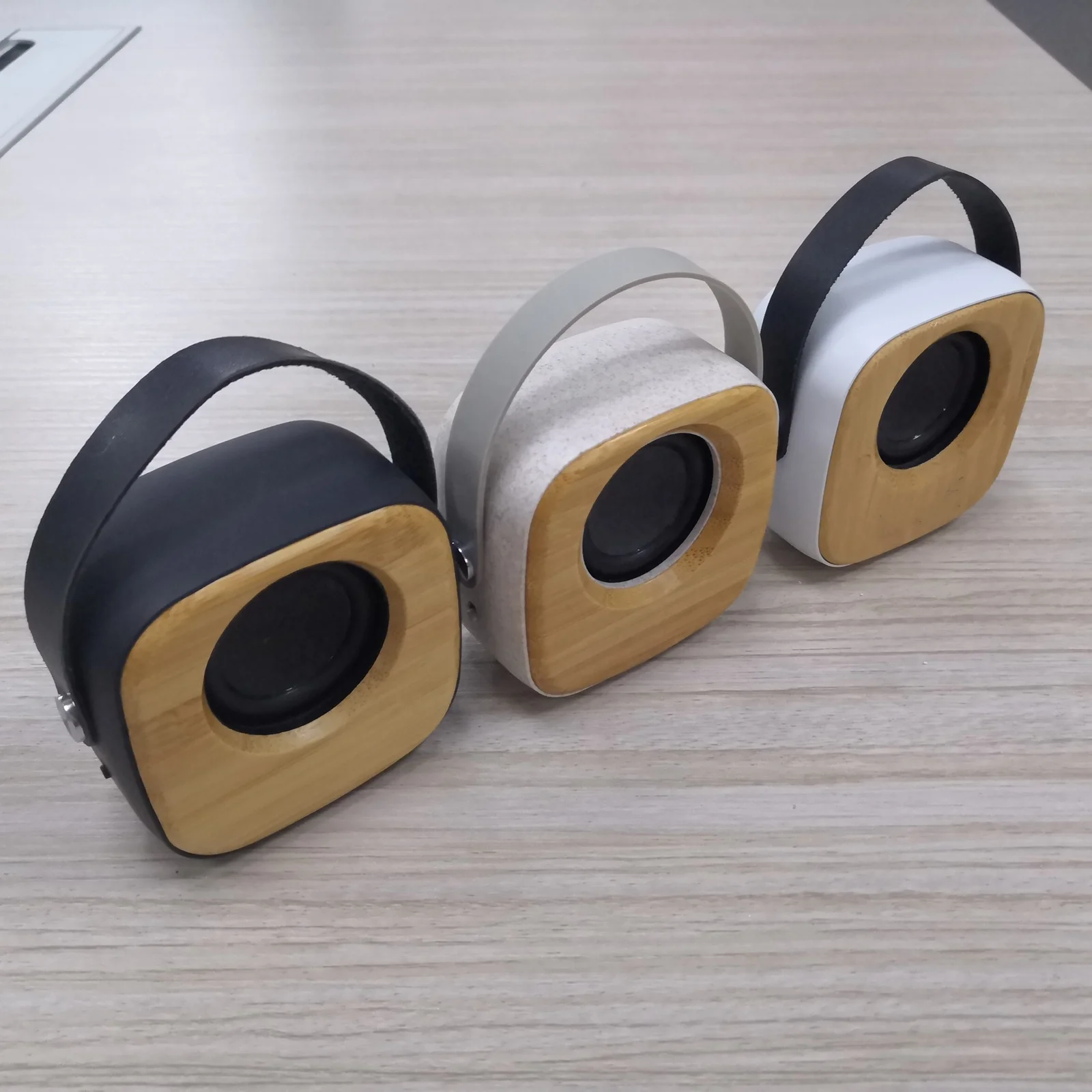 
Custom OEM Bt Promotion Gift Outdoor Hands Free Mini Portable Wireless With Remote Controlled Wheat Straw Bamboo Bt Speaker 