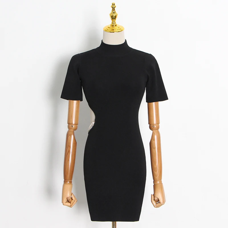 Женское мини-платье с высоким воротником, жемчужной цепочкой