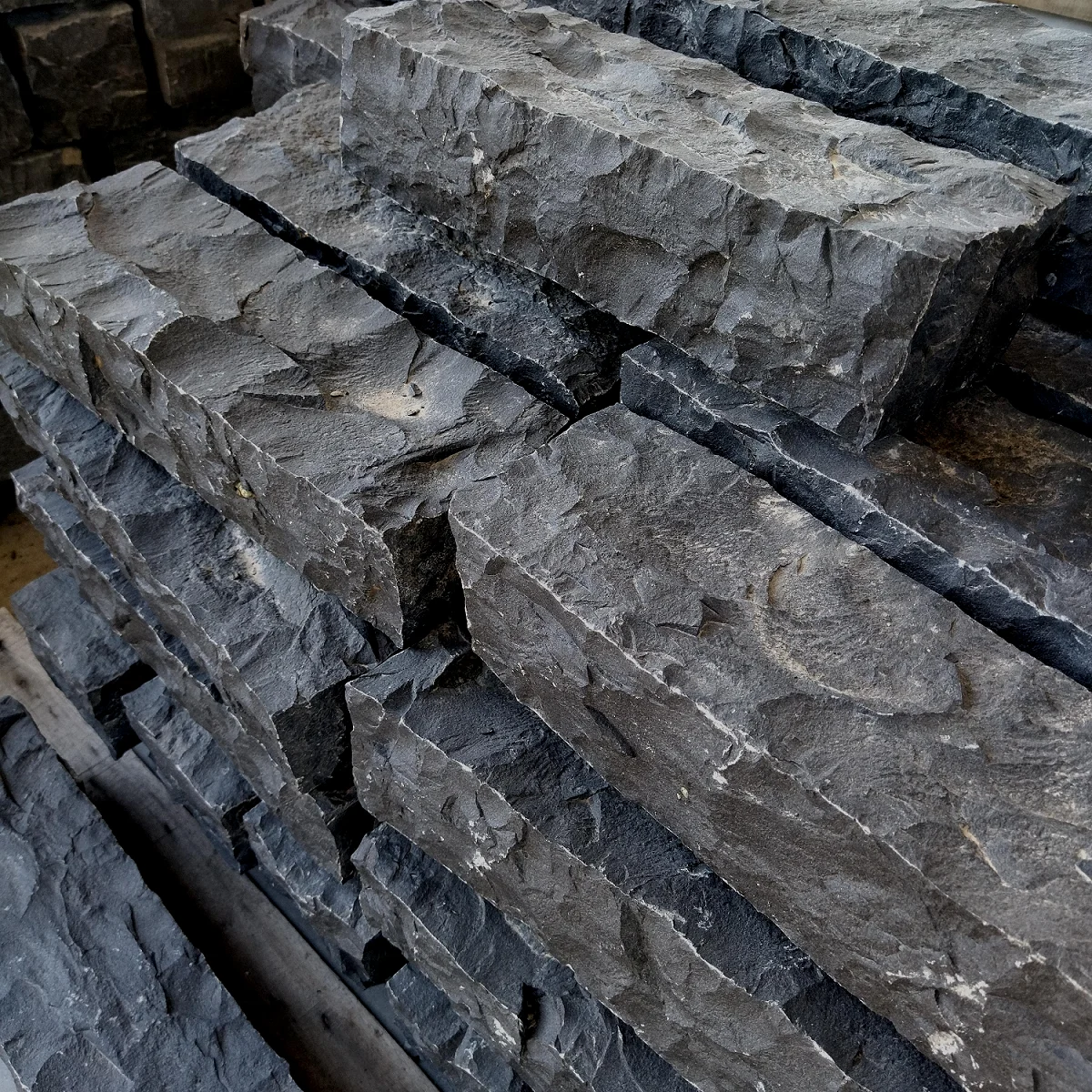 Natural Dark Black Basalt Rough Cutting Granite Curbstone Chinese Style