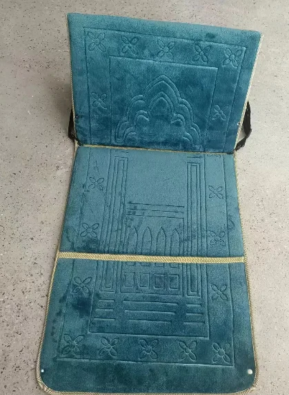 Fashion Islamic Foldable Prayer Rug Sajadah Travel Muslim Wholesale Prayer Mat Fleece Polyester Square Non Woven Bag Mosque