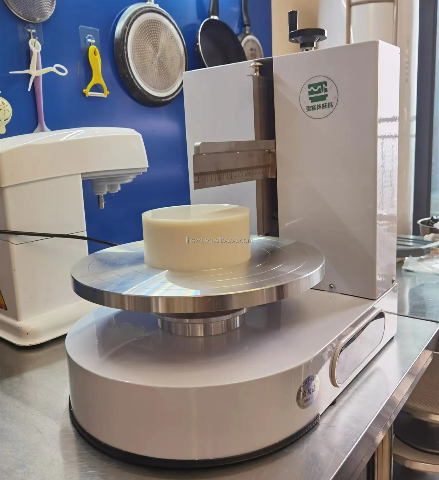 12inch Baking machinery birthday cake plastering machine  Cake spreading machine  Cream coating and baking equipment