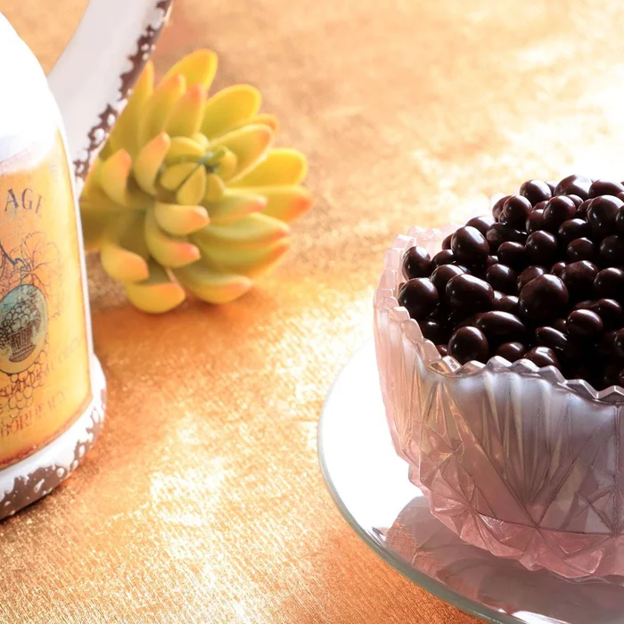 DAVIDA Wholesale Gently Roasted Cocoa Nibs Covered with Dark Chocolate 70% Cocoa 100% Premium Colombian Cocoa