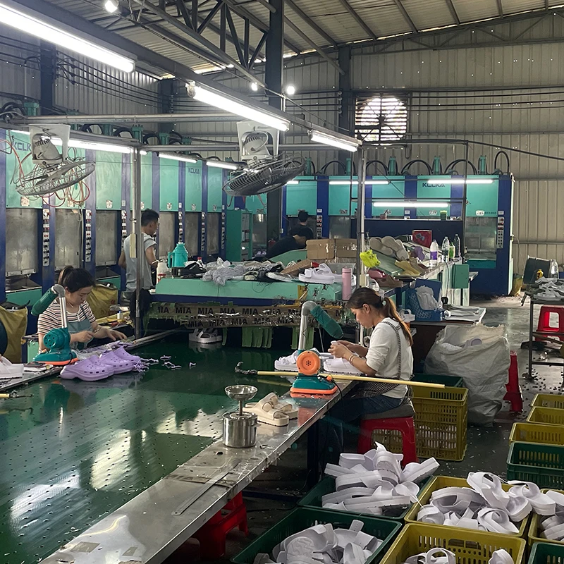 Hedian Factory Customized Logo EVA Popular Designs Cute Cartoon anti-slip  bath Kids Baby Clogs Unisex Outdoor  Slipper clogs