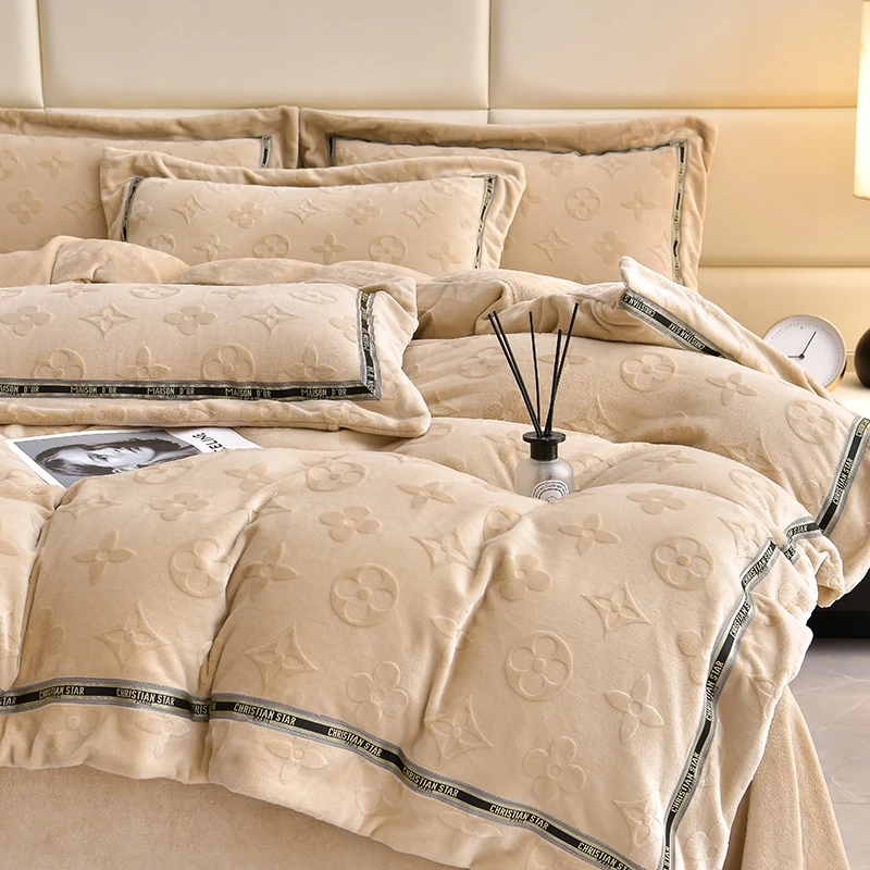 Wholesale organic 100 % flannel bedding luxury hotel velvet bed sheet milk velvet carved embossed four-piece set