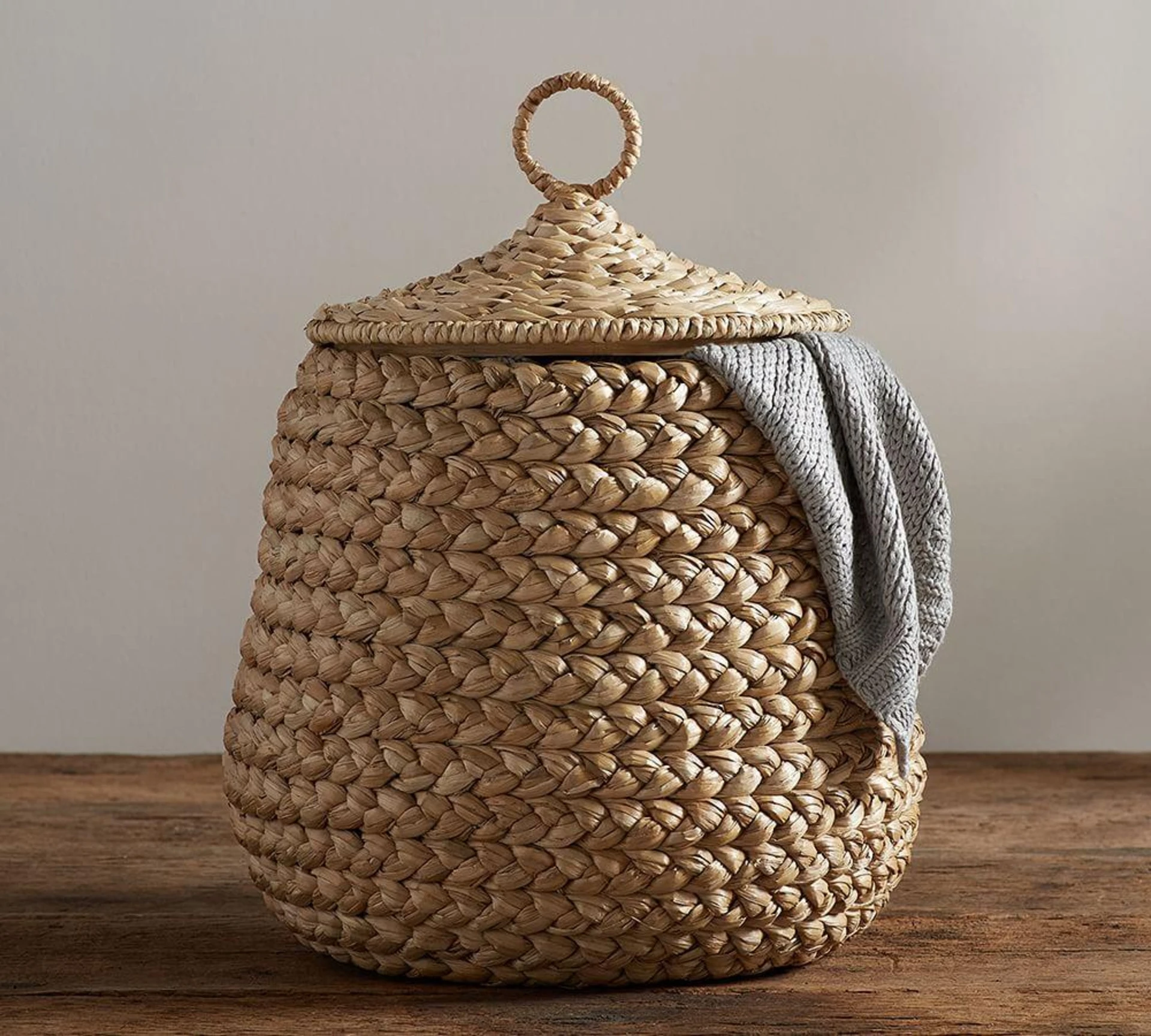 2024 Best Selling Decorative Elegant Unique Wicker Straw Laundry Baskets for Storage Made of Natural Seagrass Water Hyacinth
