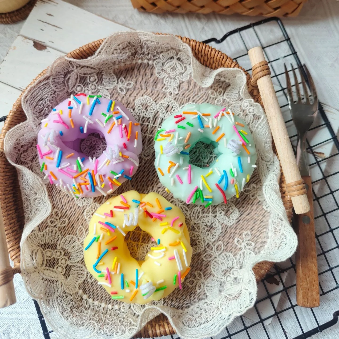 Wholesale Cute handmade donut dessert scented candles food aroma candles supplier desert candles