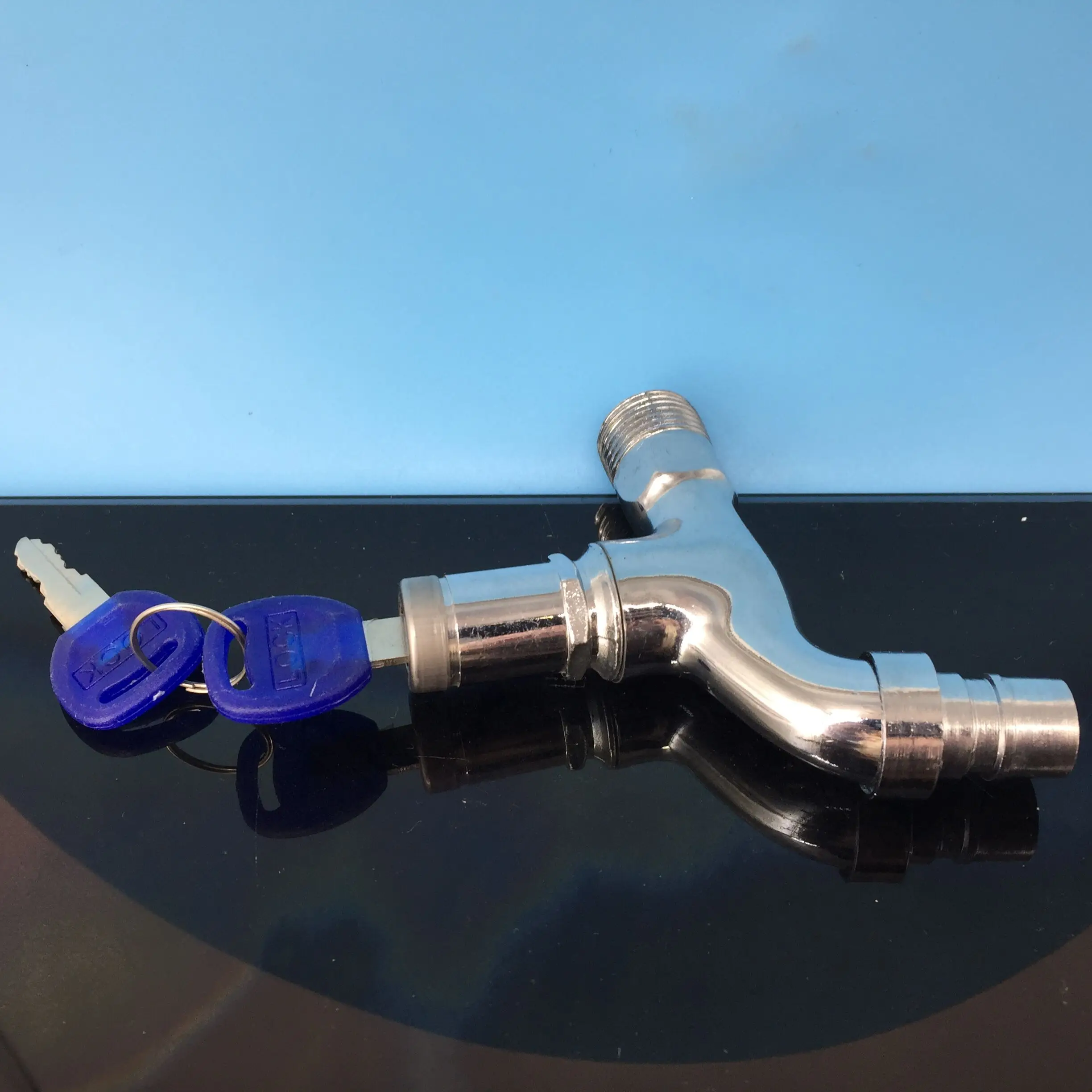 Single-Handle Brass Kitchen & Bathroom Faucet Anti-Theft Outdoor Water Tap with Lock Key for Basin & Washing Machine Use