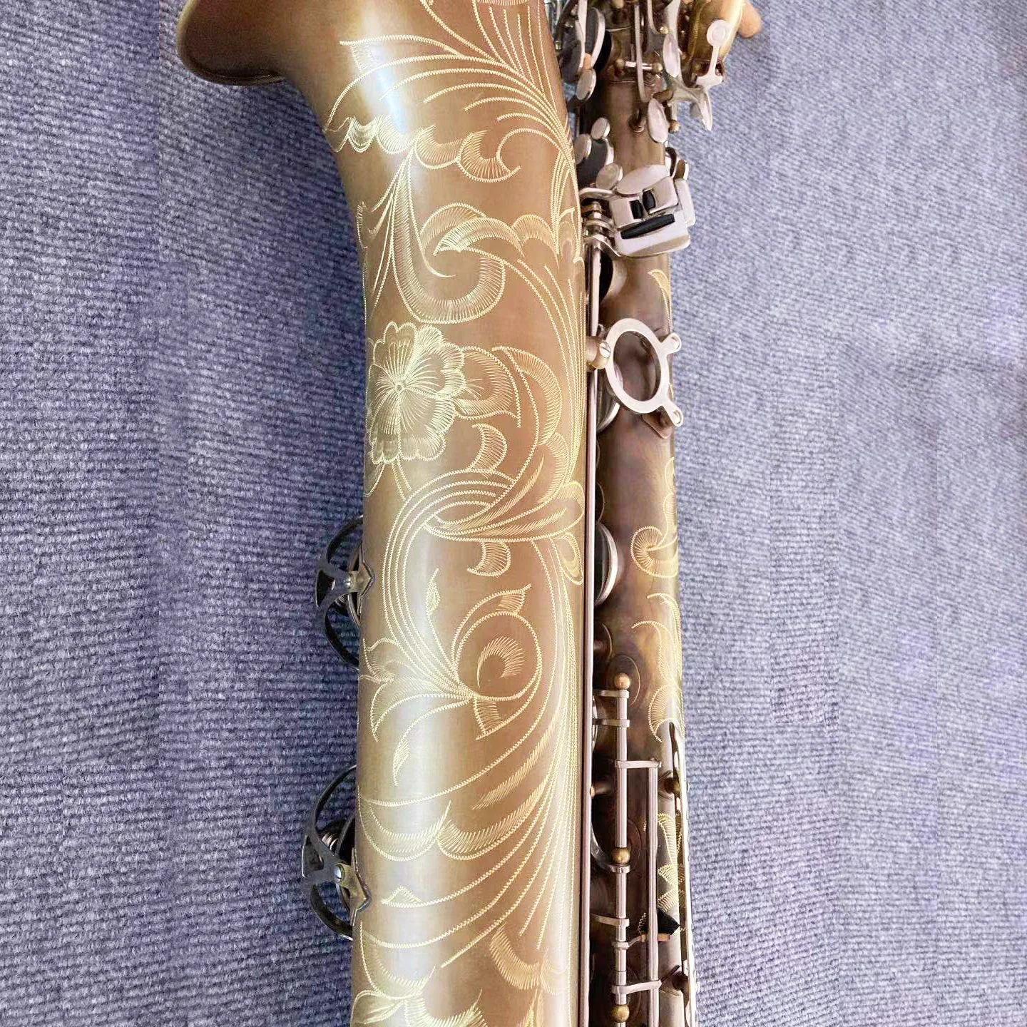 Manufacture production OEM and ODM design high standard bariton saxophone with beautiful flower