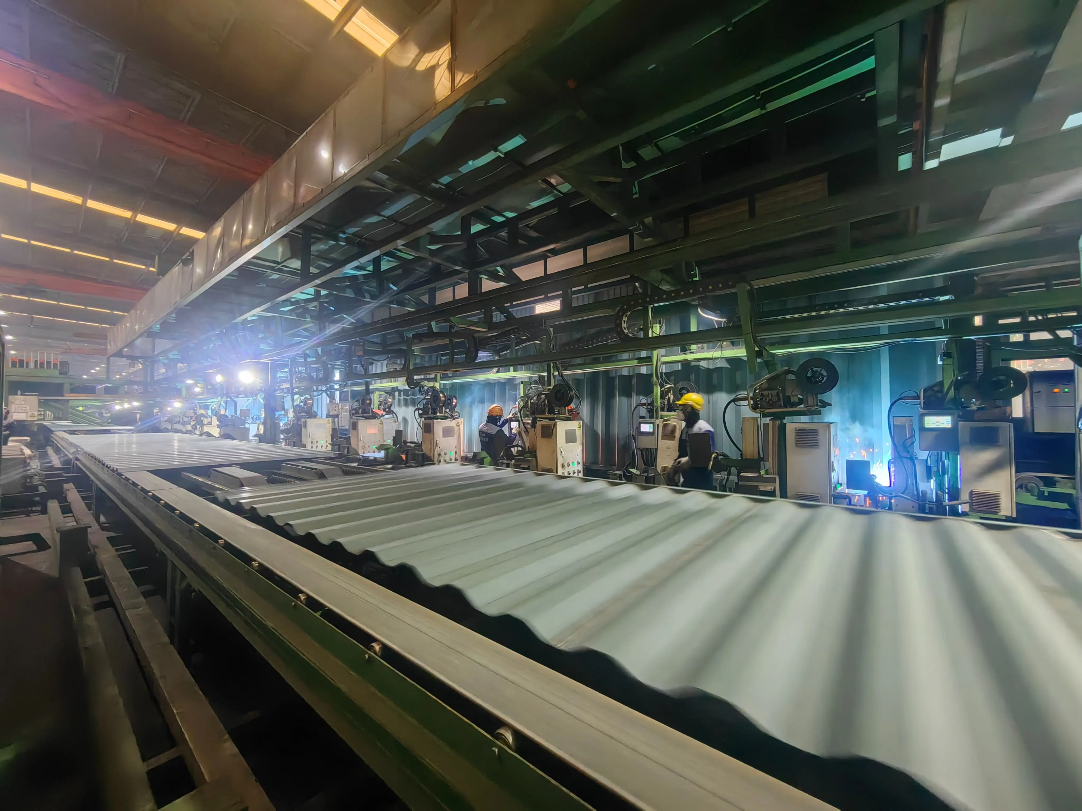 Simple and efficient production line for container side panels and top plates