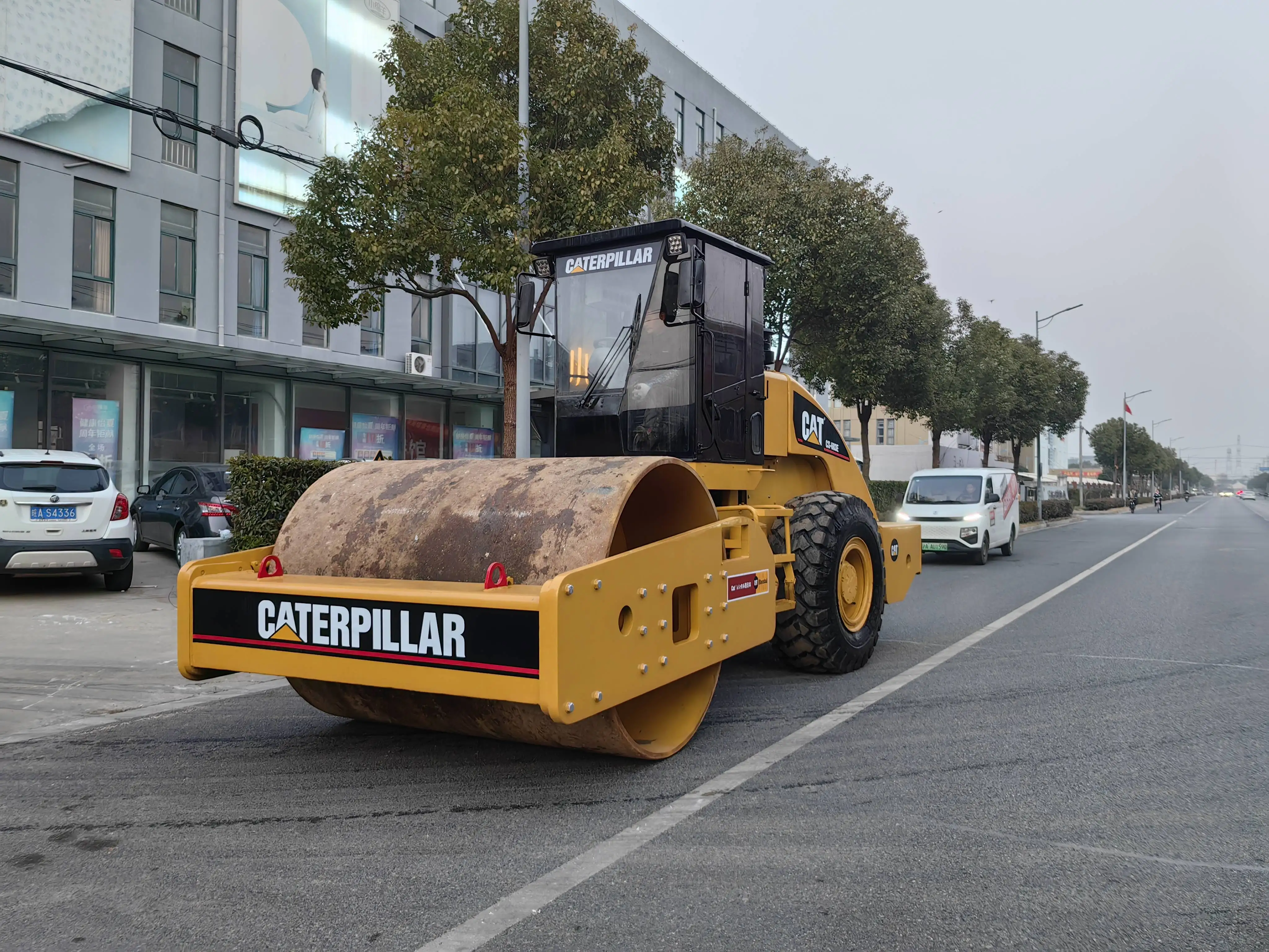 Подержанный мини-дорожный каток Caterpillar CS683 CS583 для продажи по хорошей цене