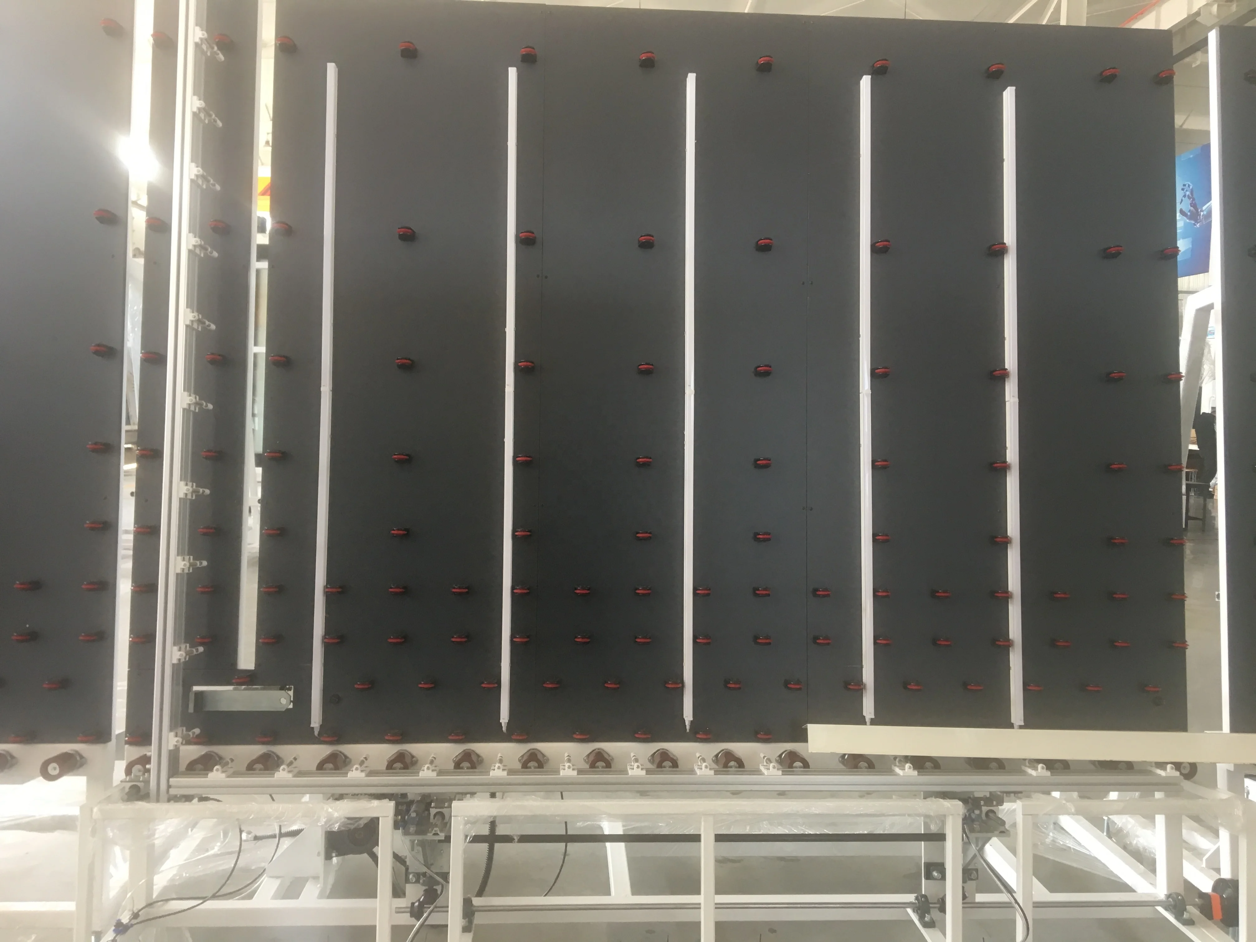 Vertical Automatic Insulating Glass Making Washing And Drying Machine 3660*2440 Mm Glass Working Size From Sand