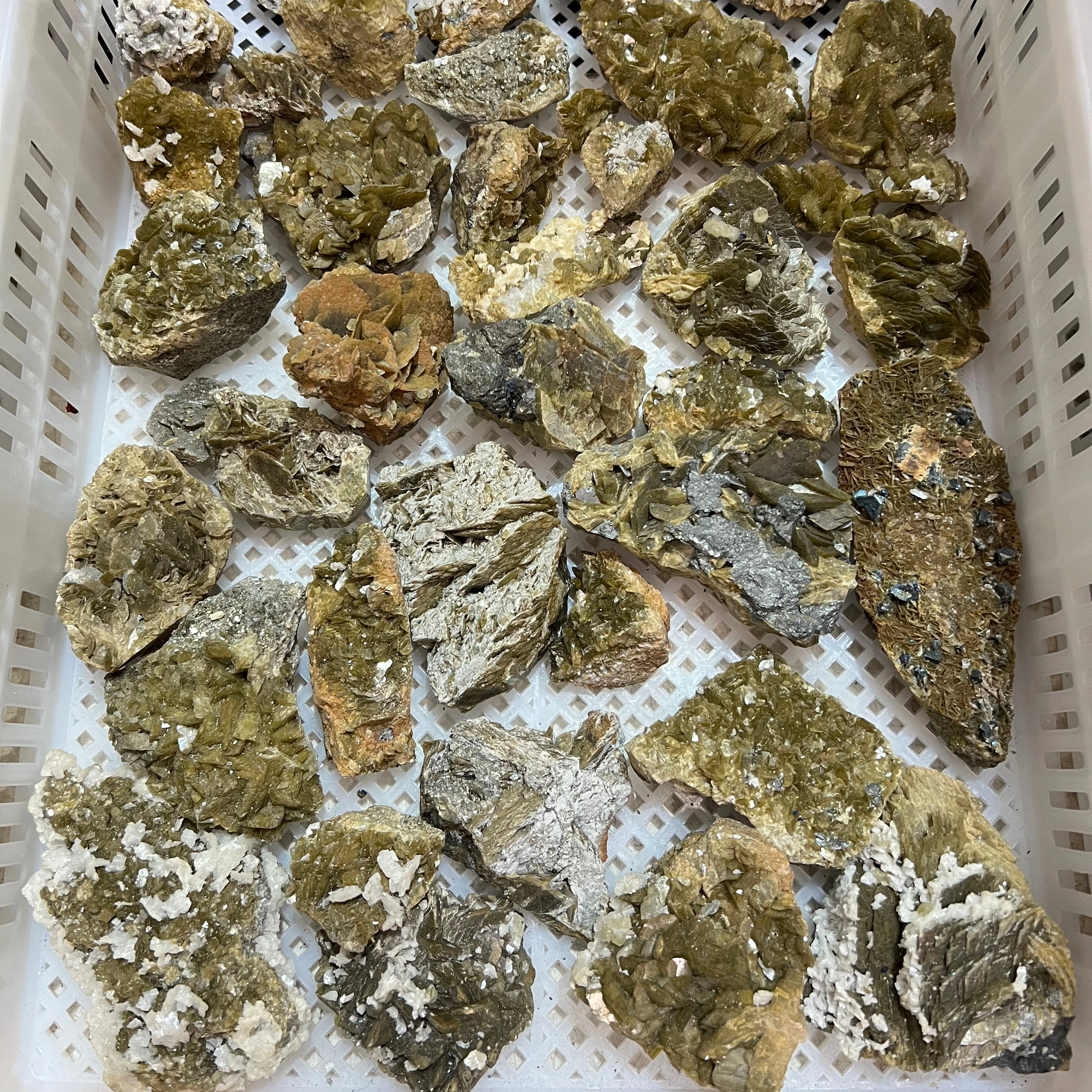Wholesale Natural Mineral Specimen gold mica with dolomite rocks healing raw siderite for fengshui