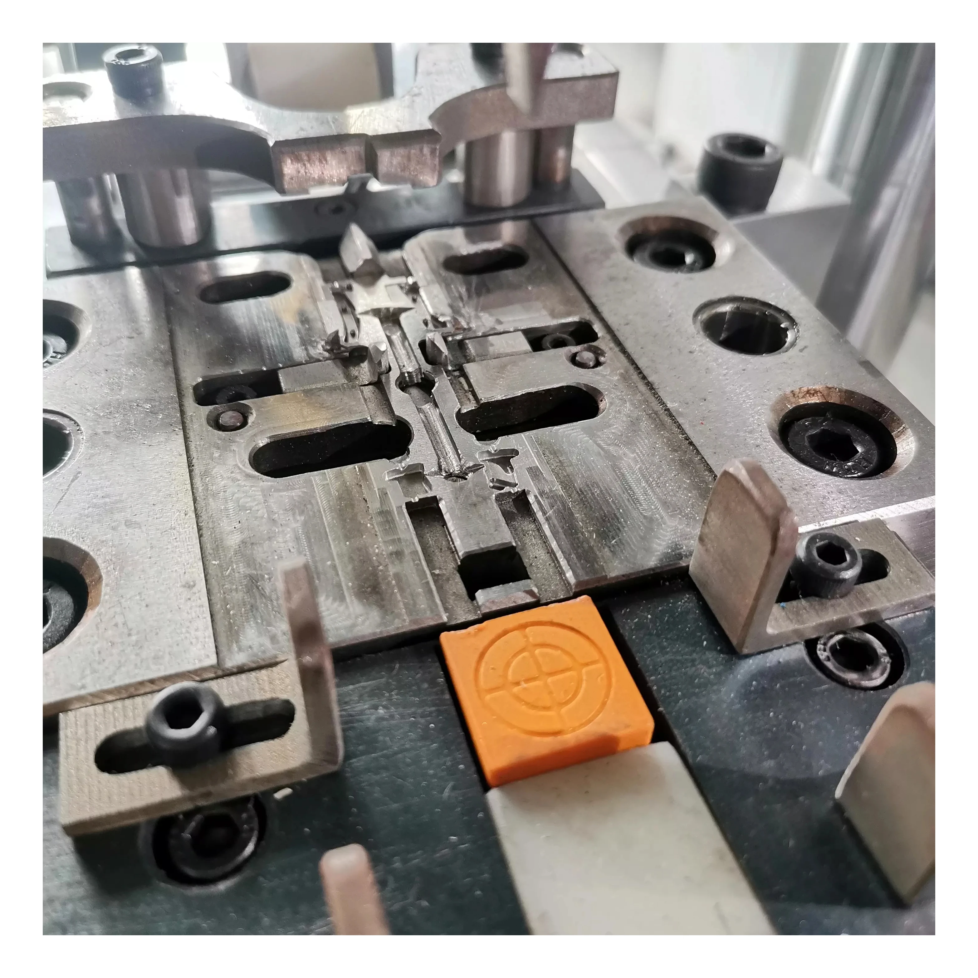 China manufacturer plastic zipper injection mould for pin-box / bottom stop / top stopper injection