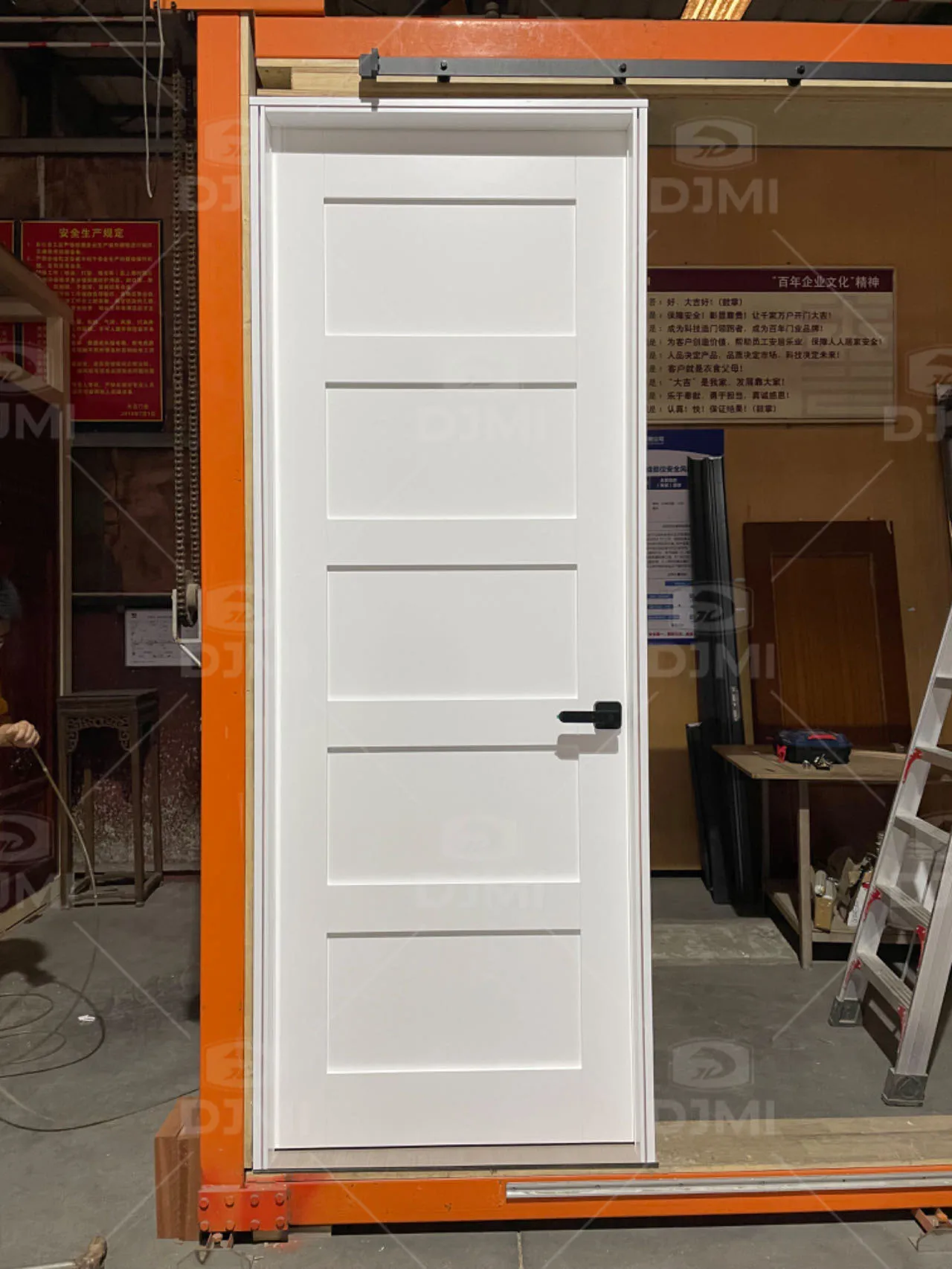 Guangdong Daji Customize Interior Bedroom White Primed Solid Core Wood Single Prehung Interior Shaker Door