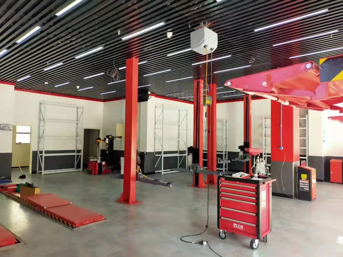 Customized 2 Post 4 ton Hydraulic Cylinders Car Lifts Two Post Lift For Car