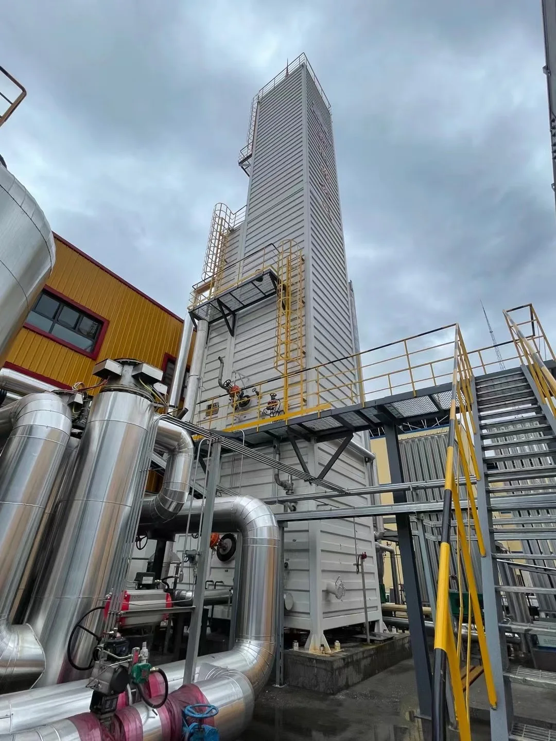 Крупномасштабная установка сжижения жидкого природного газа