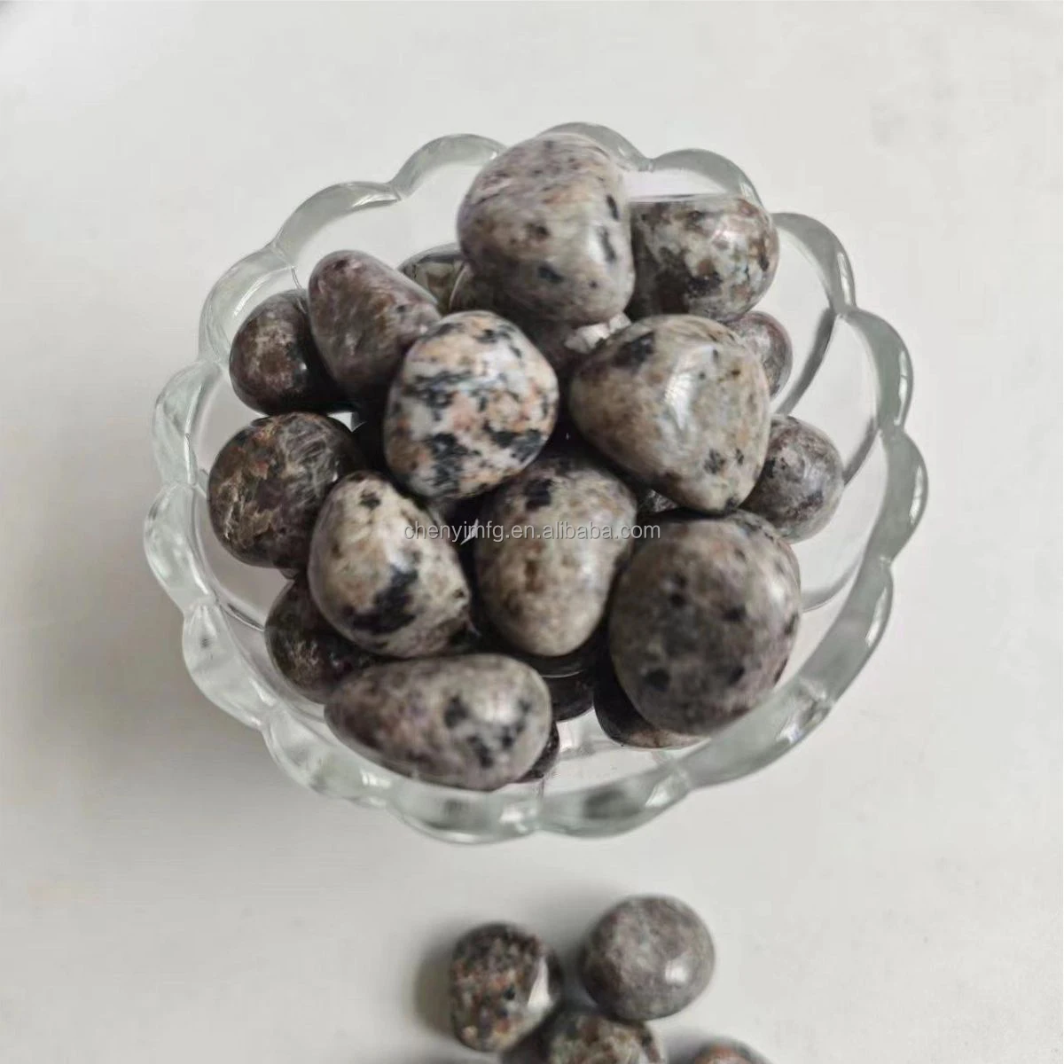 Wholesale Yooperlite Tumble Natural Crystal Pocket Stone UV Active Real Tumbled Stone Chakra Palm Stone Black Ruby for Healing