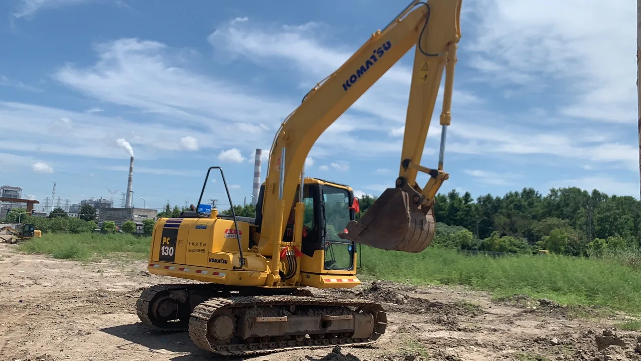 Бывший в употреблении Японский мини-гусеничный экскаватор KOMATSU PC130 13 тонн с ковшом 0 53