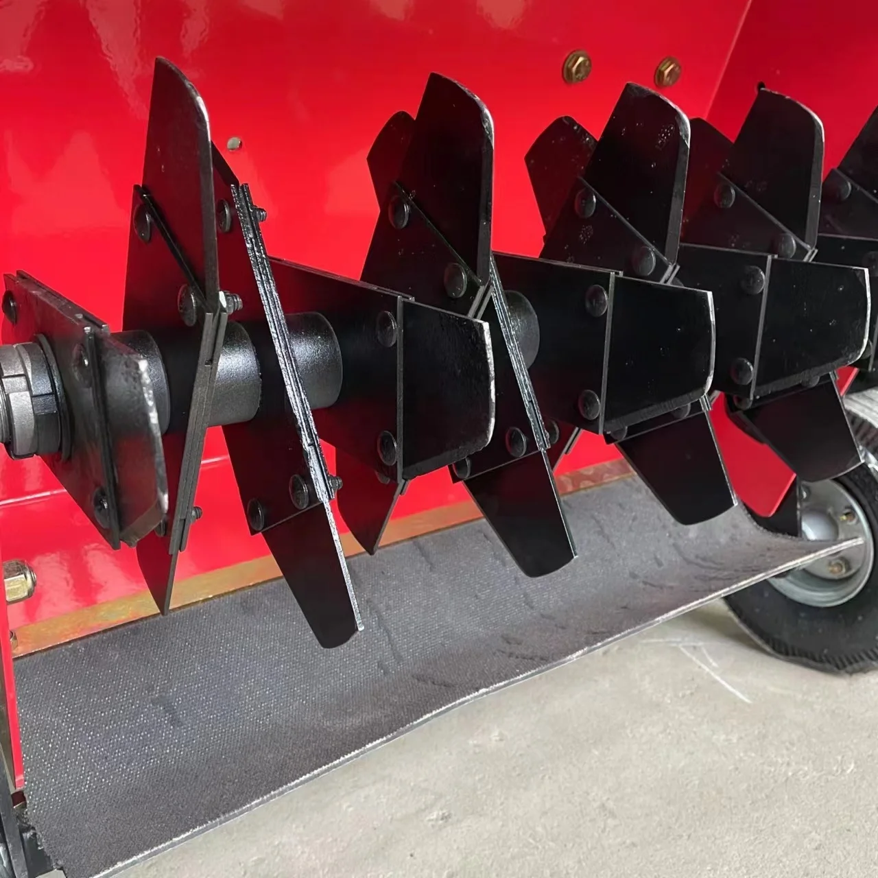 Turf comb machine with manual push to remove dea d grass